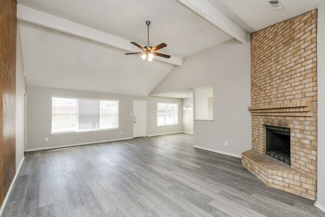 Foto del edificio - 8221 Cloverglen Ln