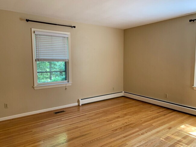 Foto del edificio - 4 Bedroom 2.5 Bath House with 2 Car Garage