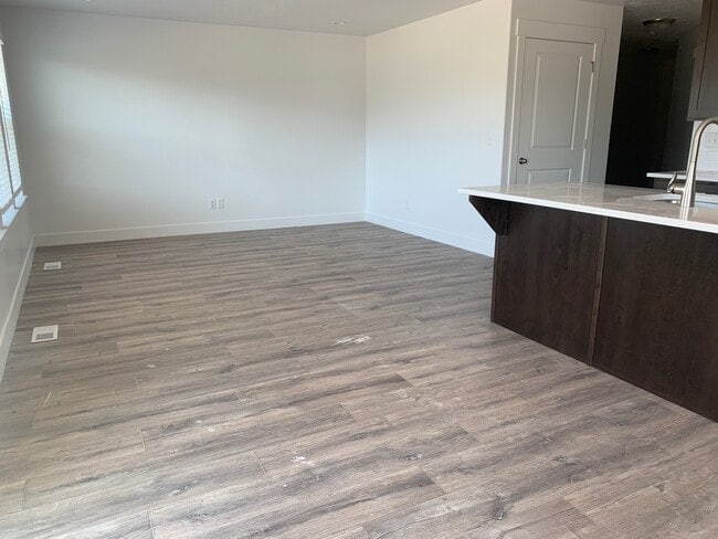 Building Photo - 1007 W 40 N