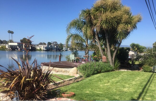 Foto del edificio - Rare prime waterfront home right on the San Mateo Lagoon, available August 15th!