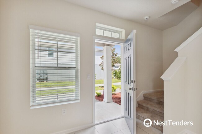 Foto del edificio - Beautiful End Unit Townhome!