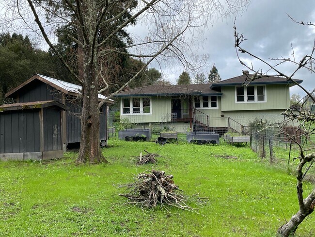 Foto del edificio - 1138 square feet Private Two bedroom, two bath upgraded home on 4 acres, 1 car garage, chicken co...