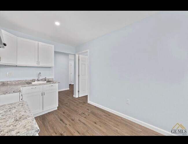 Building Photo - 3311 Mesa Dr