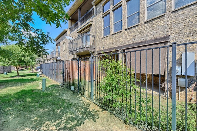 Foto del edificio - 1605 Brook Glen Dr