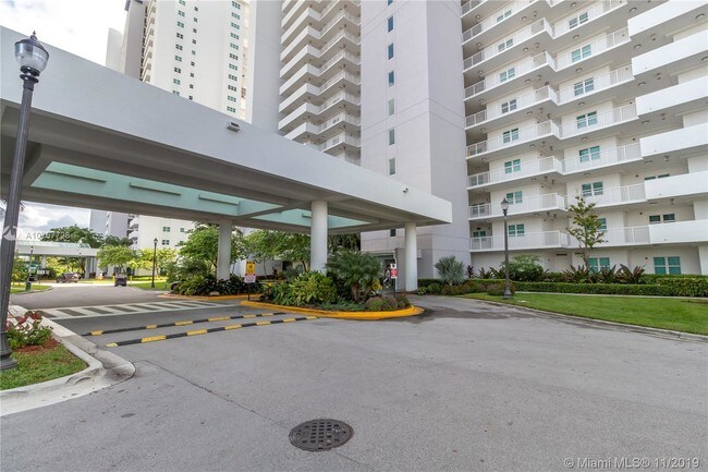 Foto del edificio - 14951 Royal Oaks Ln