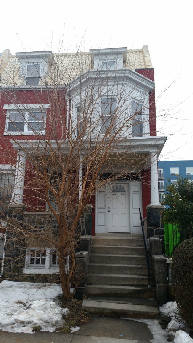 Building Photo - 225 W 29th St