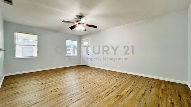 Foto del edificio - Cozy 1-Story 2/1 Duplex In Castleberry ISD...