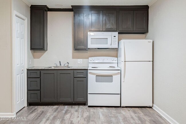 Building Photo - Newly Remodeled Units