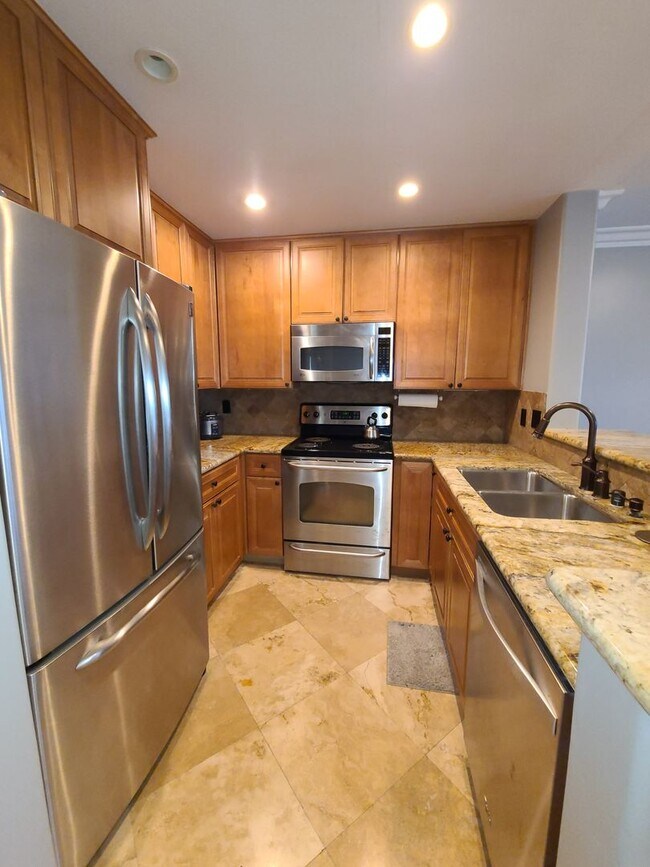 Foto del edificio - 1 bed 1 bath in UTC with great amenities Pool, hot tub, gym, underground parking.