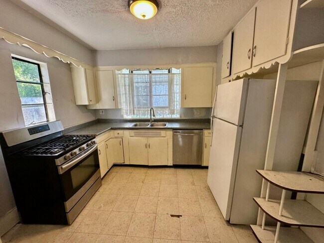 Building Photo - 587 Greissing Terrace