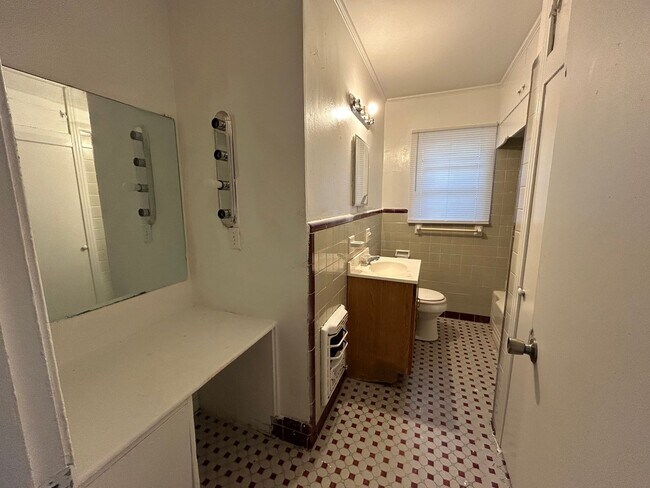 Building Photo - Beautiful Two Bedroom home