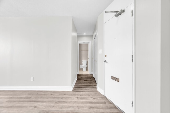 Building Photo - Queen