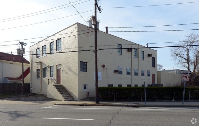 Building Photo - 345 Taunton Ave