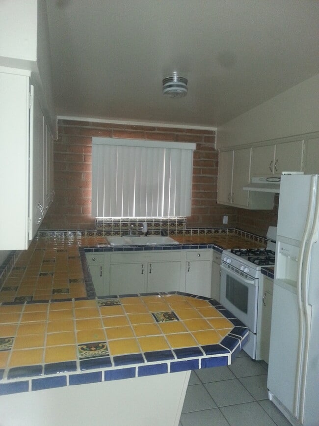 Building Photo - 4 Plex - 2 Bedroom Unit for Rent