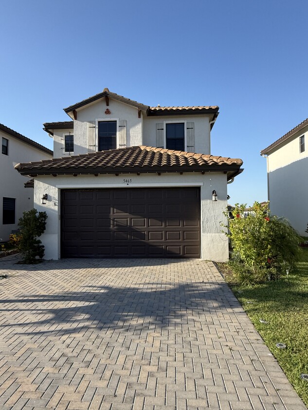 Foto principal - 5465 Soria Ave