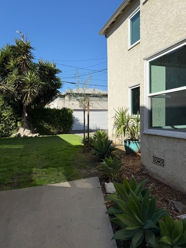 Building Photo - Toluca Lake Ave