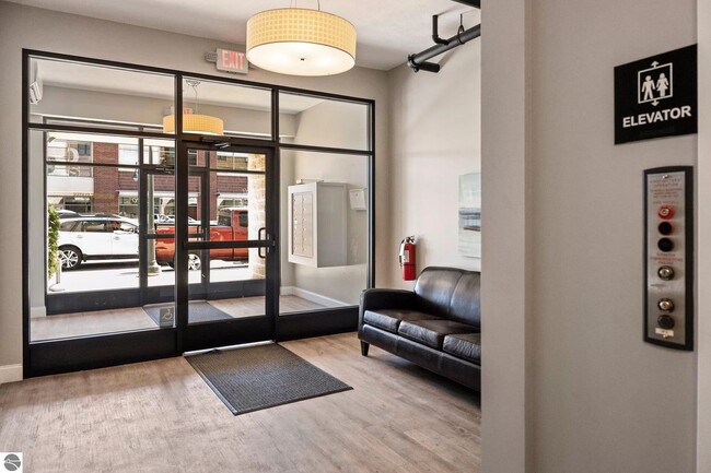 Building Photo - 2 bedroom luxury condo
