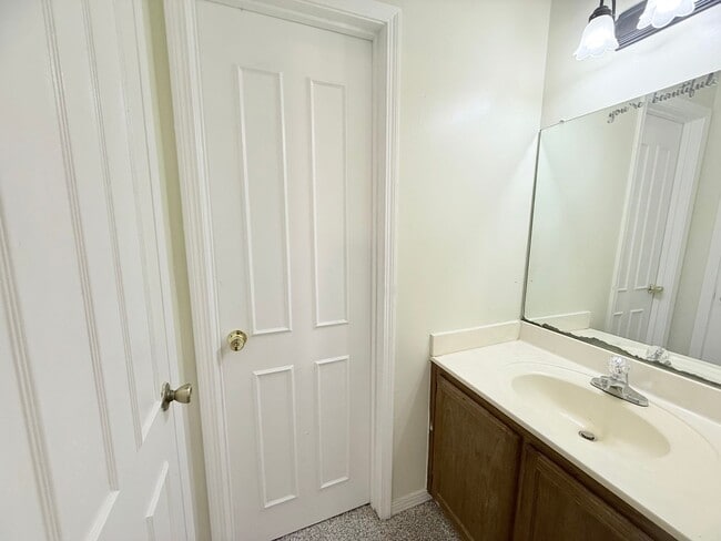 Building Photo - 2 Bedroom Townhome Near Scenic Hills