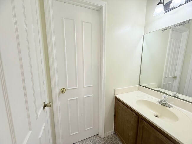 Foto del edificio - 2 Bedroom Townhome Near Scenic Hills