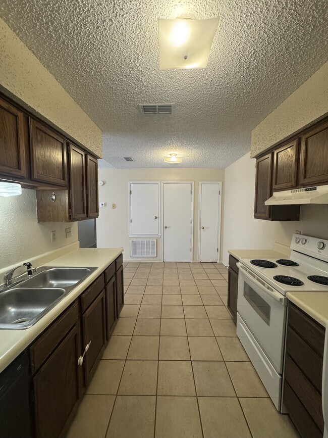 Building Photo - 405 Whitetail Dr