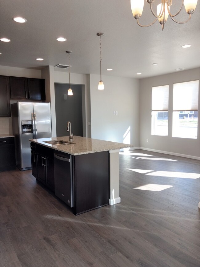 Building Photo - Spectacular 3 BED/2.5 BATH West Arvada Tow...