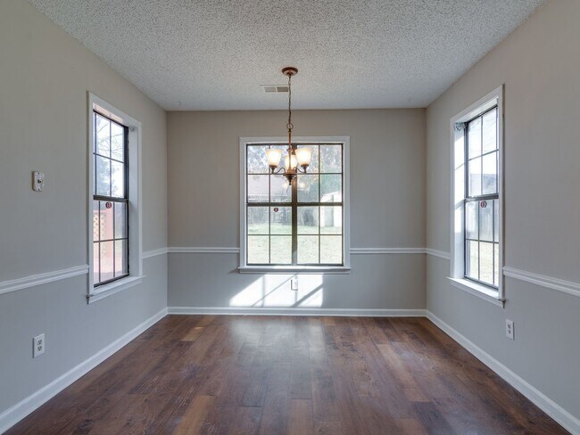 Building Photo - Renovated and Ready for Move In!