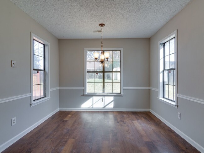 Foto del edificio - Renovated and Ready for Move In!