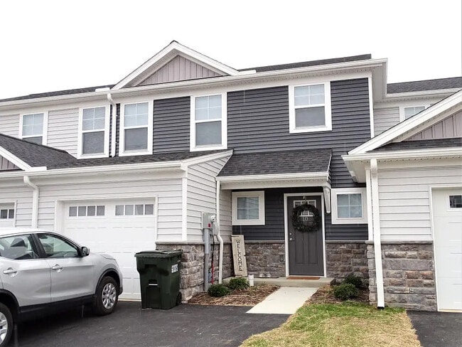 Building Photo - 10 Cobblestone Ct