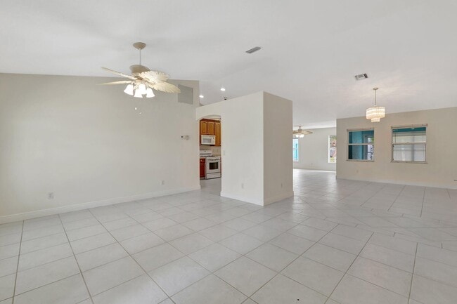 Building Photo - 189 SE Floresta Dr