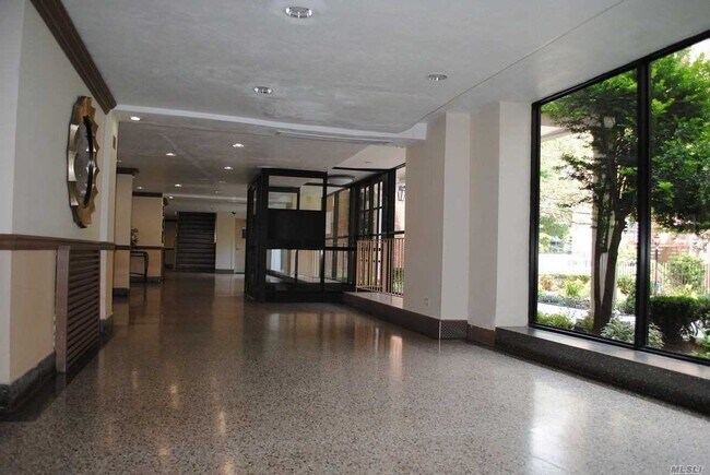 Foto del edificio - 63-61 Yellowstone Blvd