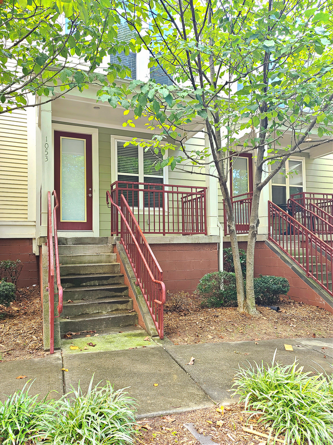 Building Photo - Hot 2 bed 2.5 bath townhome  in Uptown Cha...
