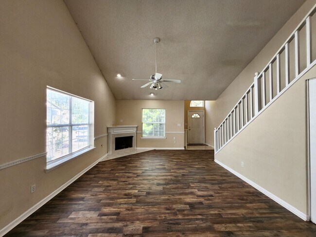 Foto del edificio - 2 bedroom townhome with loft, privacy fenced back yard available for rent June 5, 2026 for $1475
