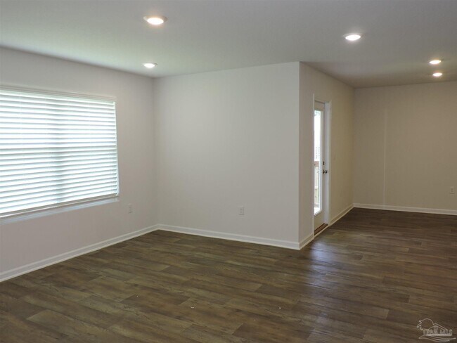 Foto del edificio - 7580 Steeplechase Blvd