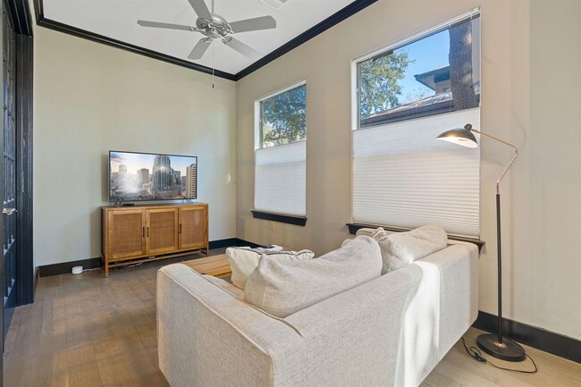 Foto del edificio - 2216 Thornton Rd
