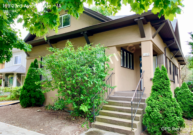 Building Photo - Remodeled Top Floor 3 Bd