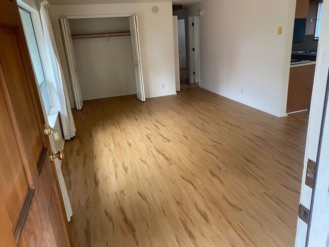 Building Photo - Smithoak Duplex