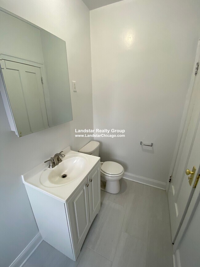 Building Photo - 734 Reba Pl