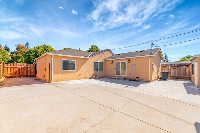 Building Photo - Beautifully Maintained 3-Bedroom Home l Hu...