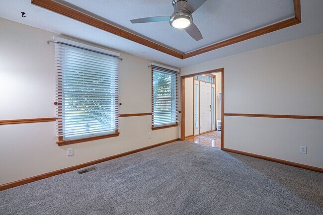 Foto del edificio - Immaculate 4 bed 3.5 bath w/2 offices, eat...