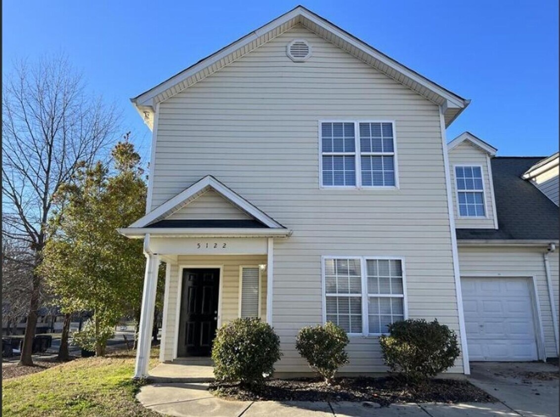 Foto principal - 4 Bedroom Single Family Home