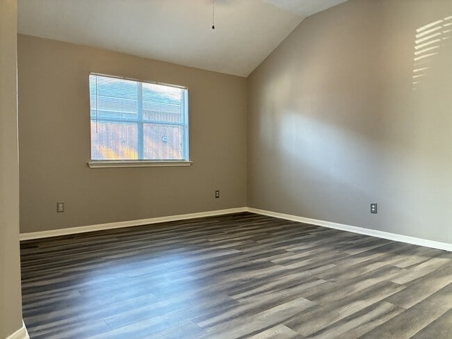 Building Photo - 2427 Halstead Dr