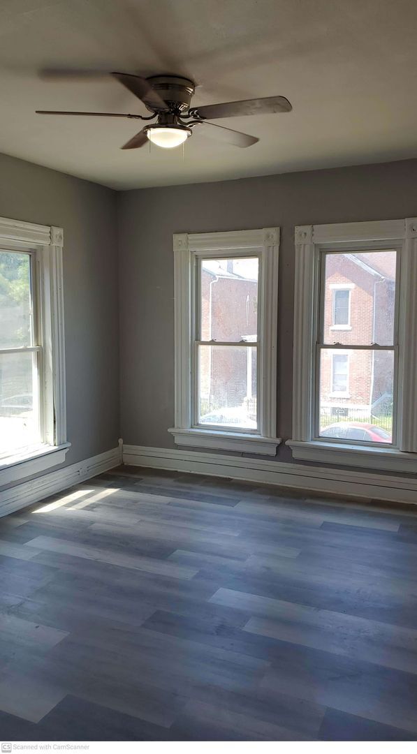 Foto del edificio - 3 bed 1 bath with great space just refurbi...