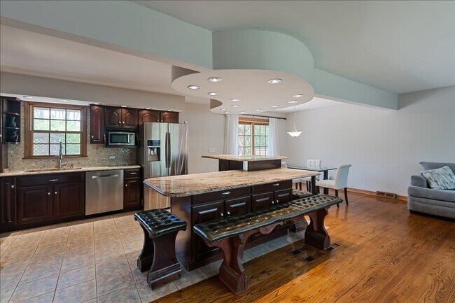 Foto del edificio - 33 Half Day Rd