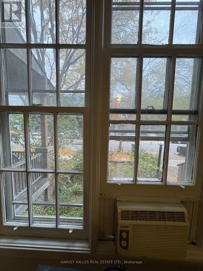 Building Photo - 676 Huron St