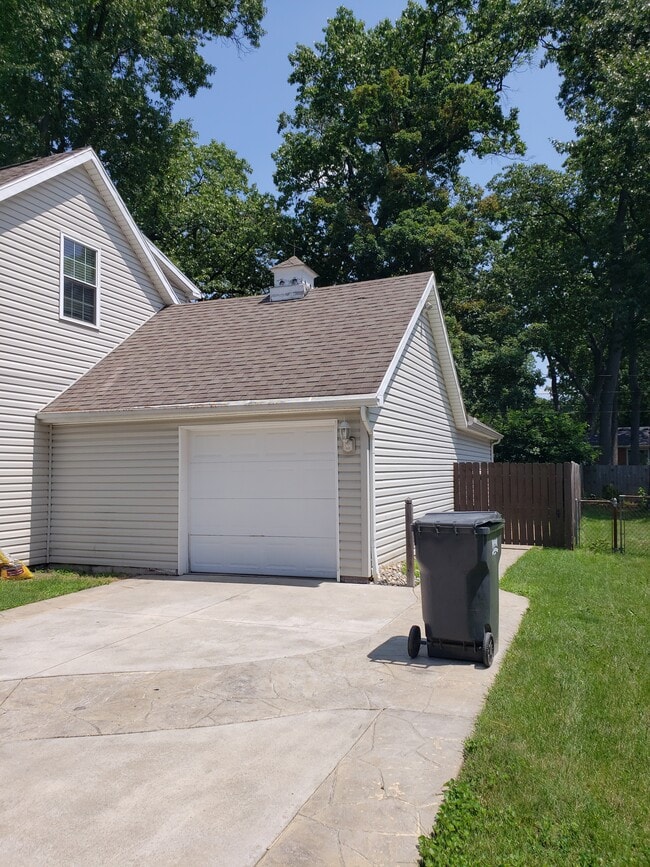 Building Photo - 3352 Van Fleet Pkwy
