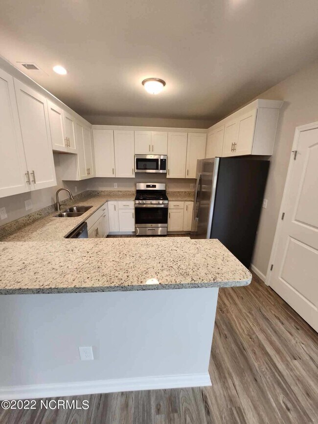 Building Photo - 2025 Briarwood Dr
