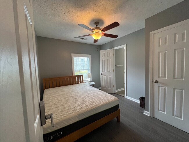 Foto del edificio - Room in House on Scott St NW