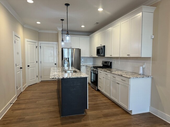 Building Photo - 2BR 2.5BA Townhome with Neighborhood Pool