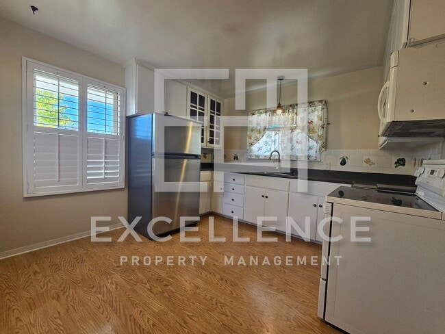 Building Photo - 4/2 House With Yard, Hardwood Floors, Pets...