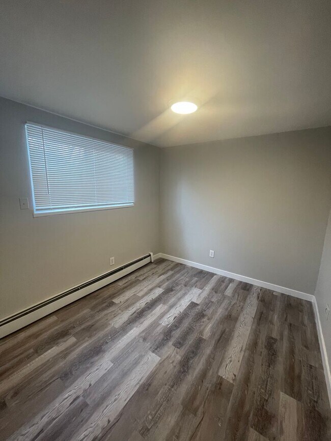 Foto del edificio - Huge 2 Bedroom 1 Bath Located Just Outside...